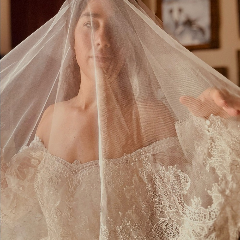 Wide Chantilly Lace bridal veil, 2-Tier Chantilly lace Drop Veil with Blusher - Picture 8 of 8